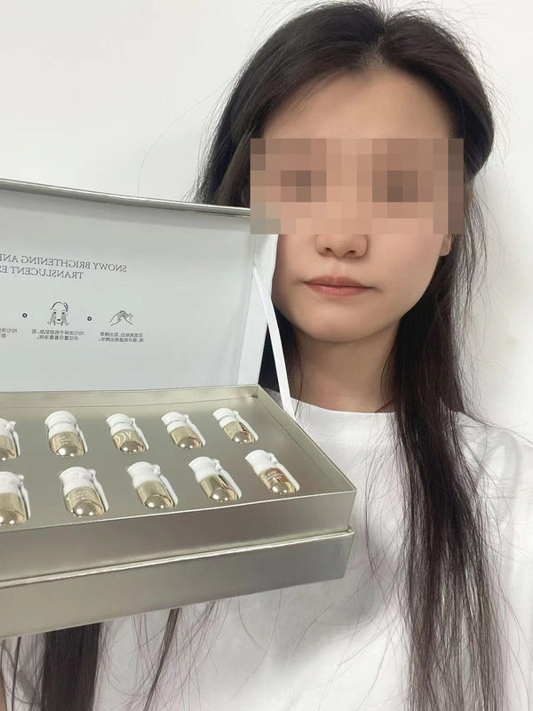 雪肌亮白祛斑透光精萃液使用场景示意（已打码）：使用场景示意